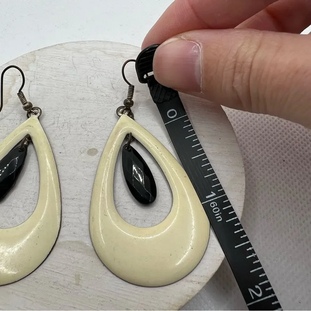 🍭6/$30 Black and cream two tone dangle teardrop retro earring